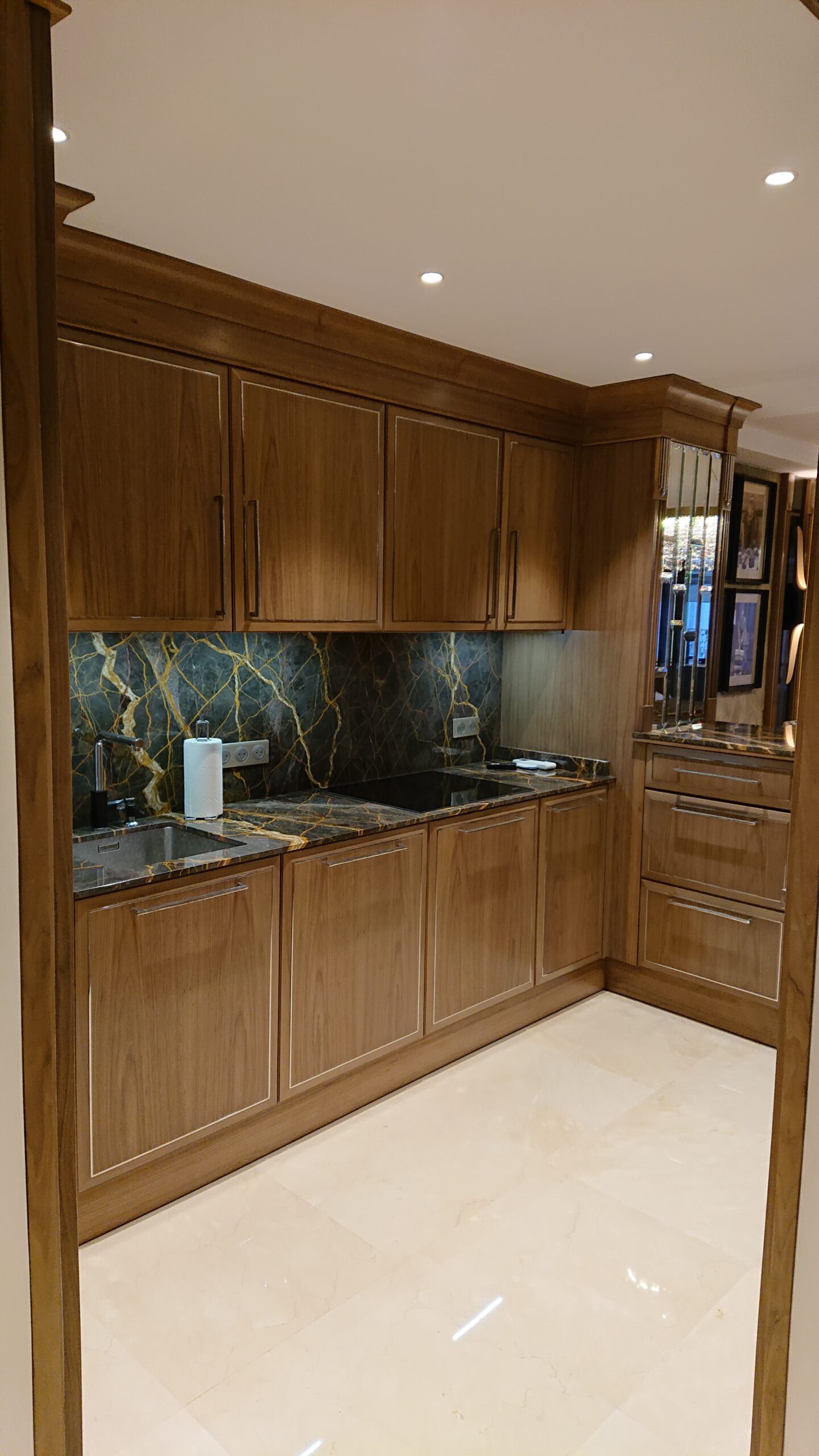 Cucina su misura in legno realizzata a Cannes da Martini Verona