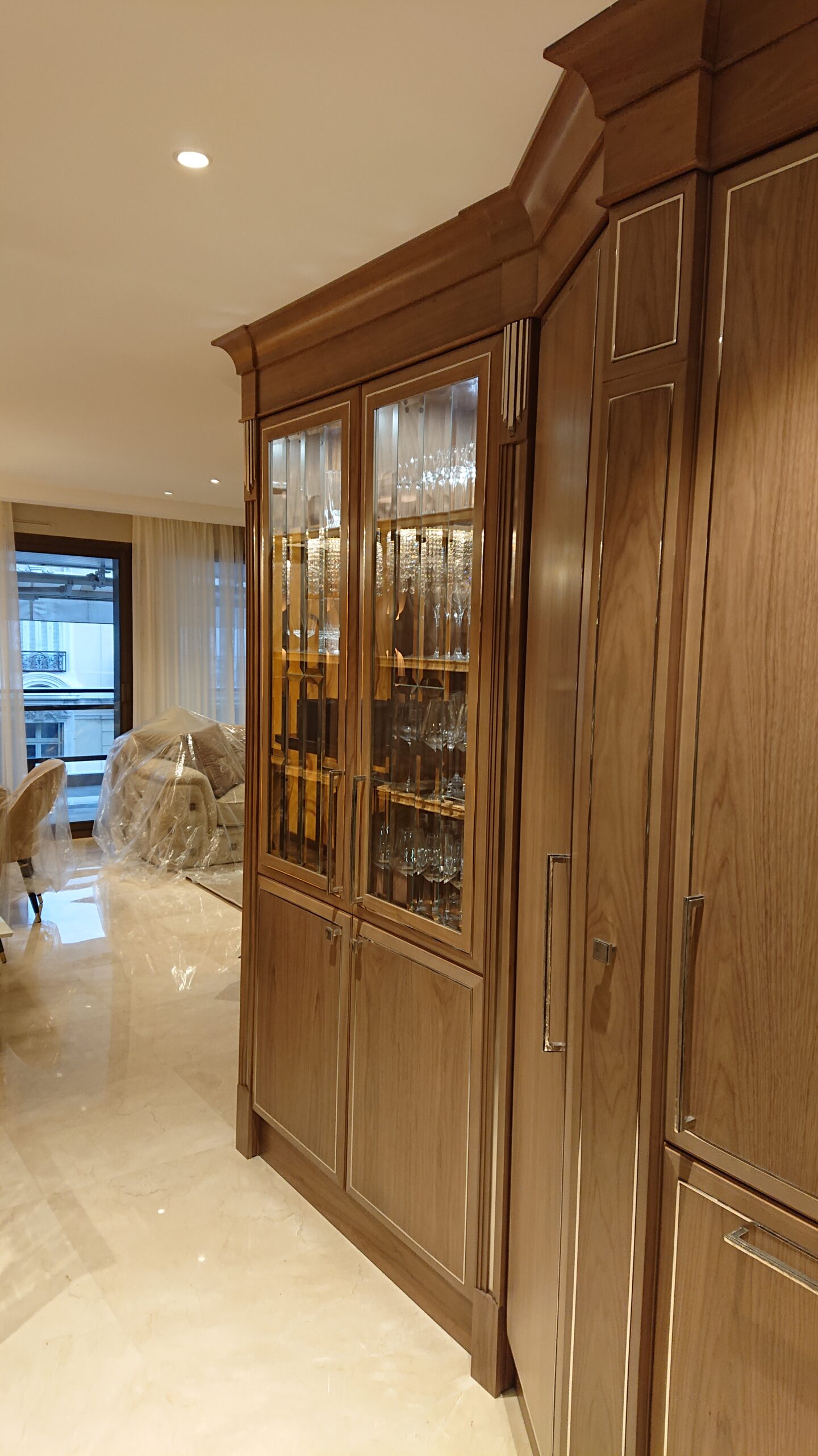 Mobile su misura in legno con vetrine illuminate realizzato a Cannes da Martini Verona