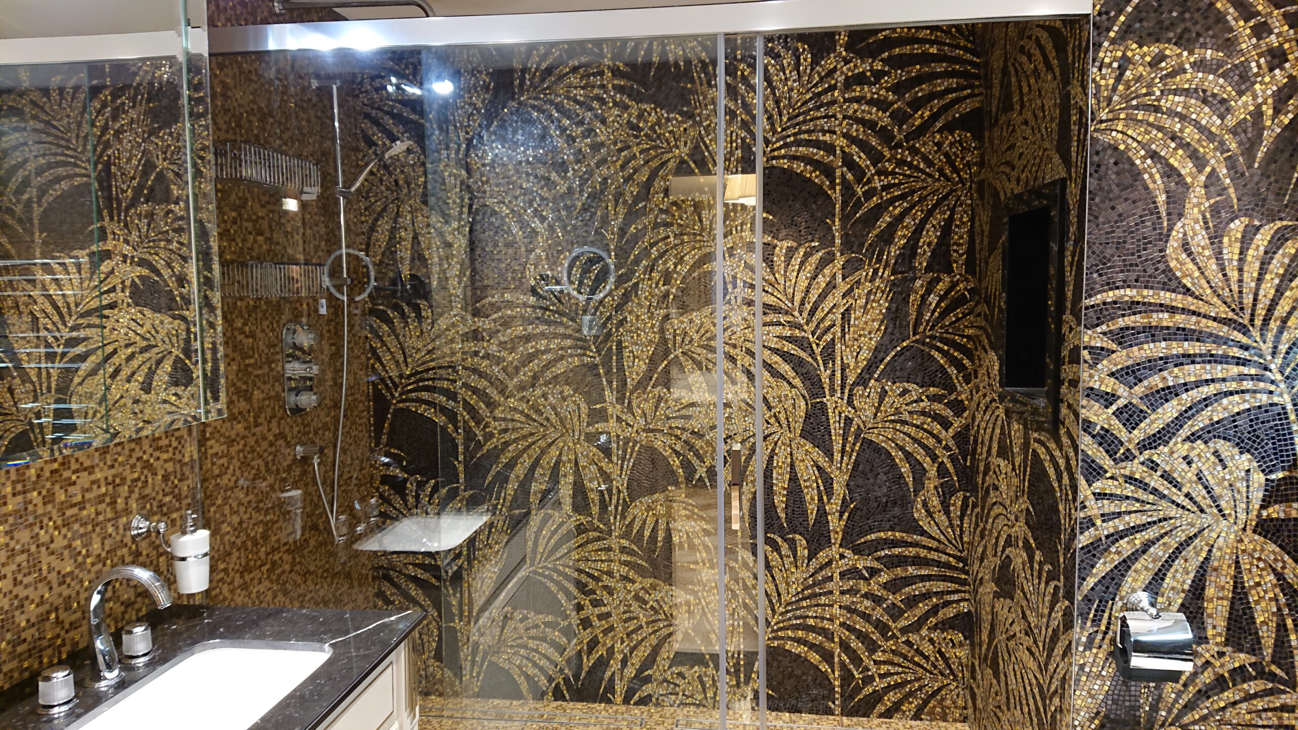 Doccia su misura a Cannes con rivestimento a mosaico dorato decorativo e parete in vetro, realizzazione Martini Verona