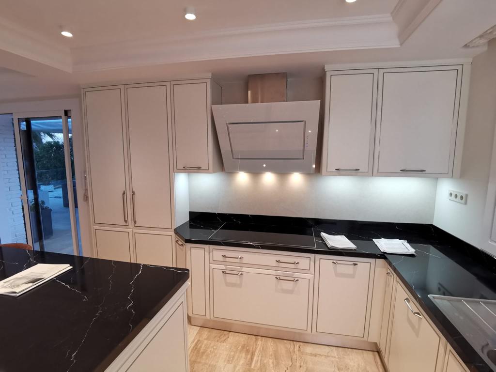 Cucina su misura a Barcellona con composizione ad angolo realizzata da Martini Verona