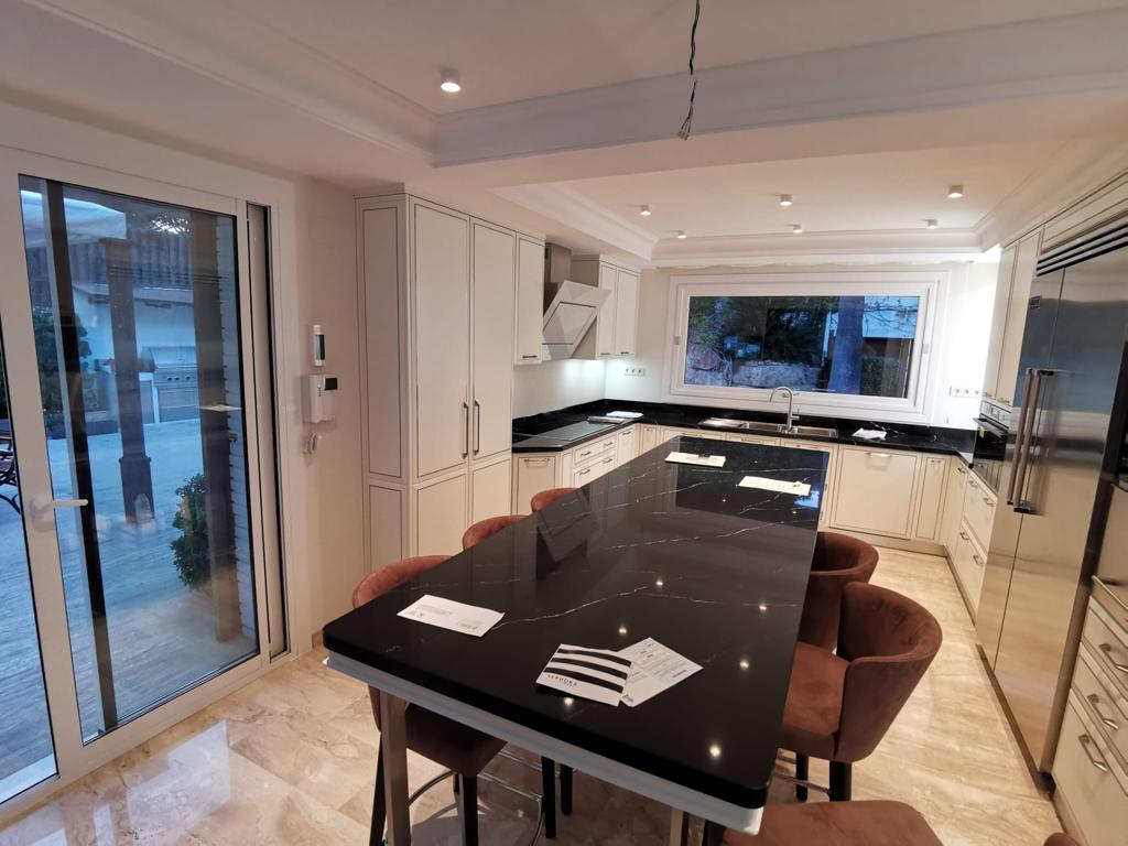 Cucina su misura a Barcellona con tavolo centrale e isola realizzata da Martini Verona