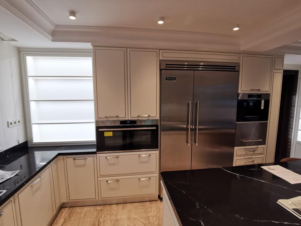 Cucina su misura a Barcellona con colonne e isola realizzata da Martini Verona