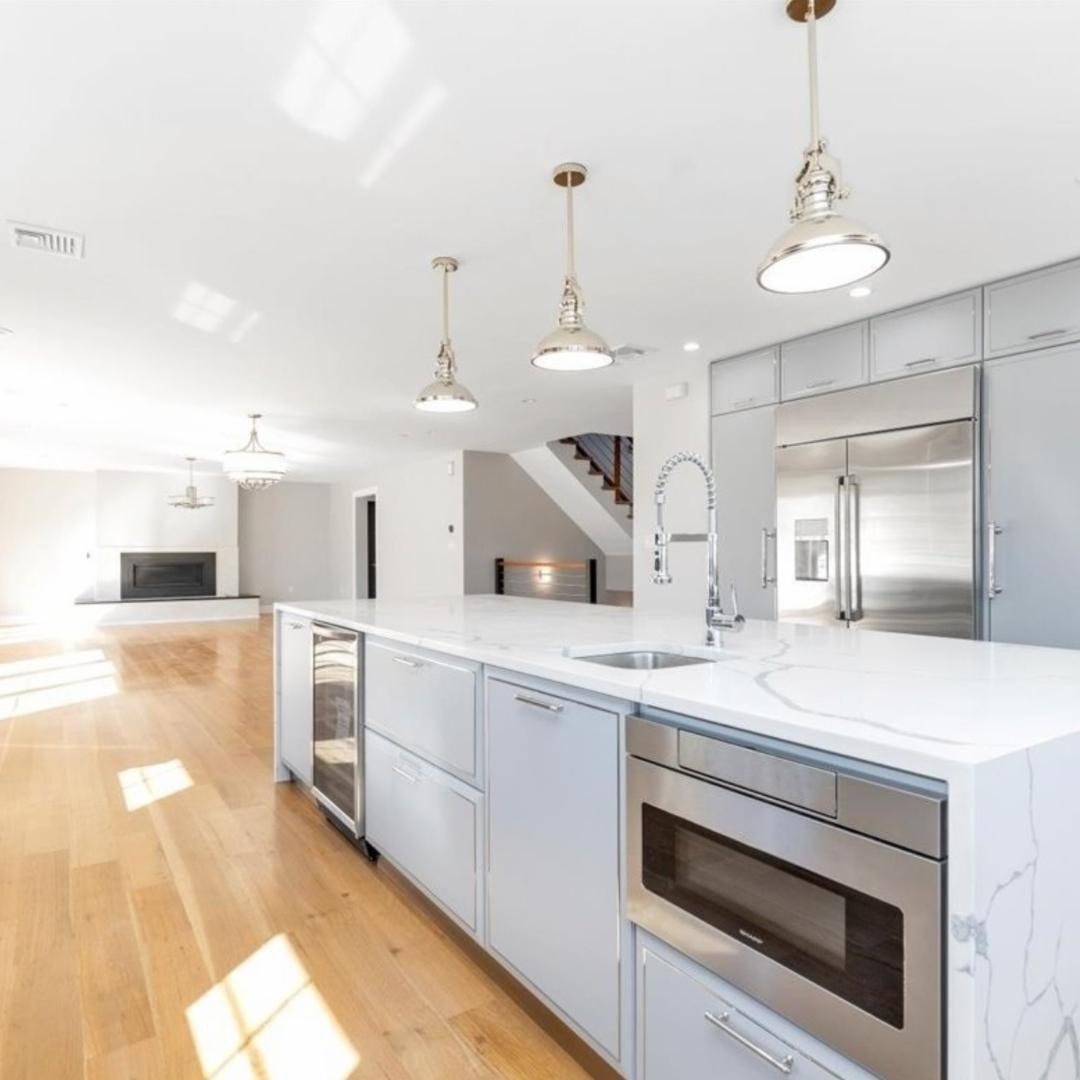 Cucina su misura a New York realizzata da Martini Verona con isola centrale e arredi custom