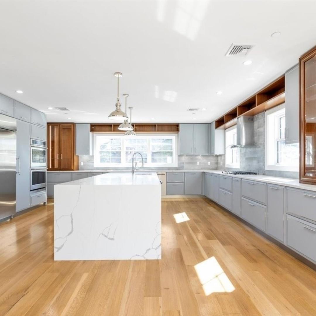 Cucina su misura a New York realizzata da Martini Verona, progetto custom con isola centrale e arredi su disegno