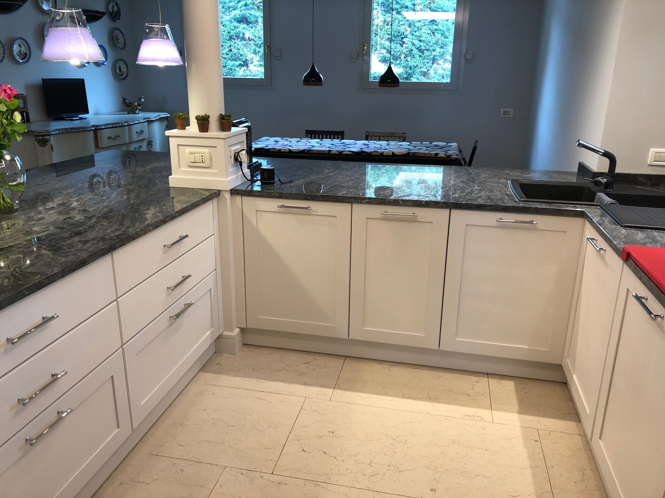 Cucina su misura con basi angolari e piano in pietra naturale realizzata da Martini Verona a Sirmione, Brescia