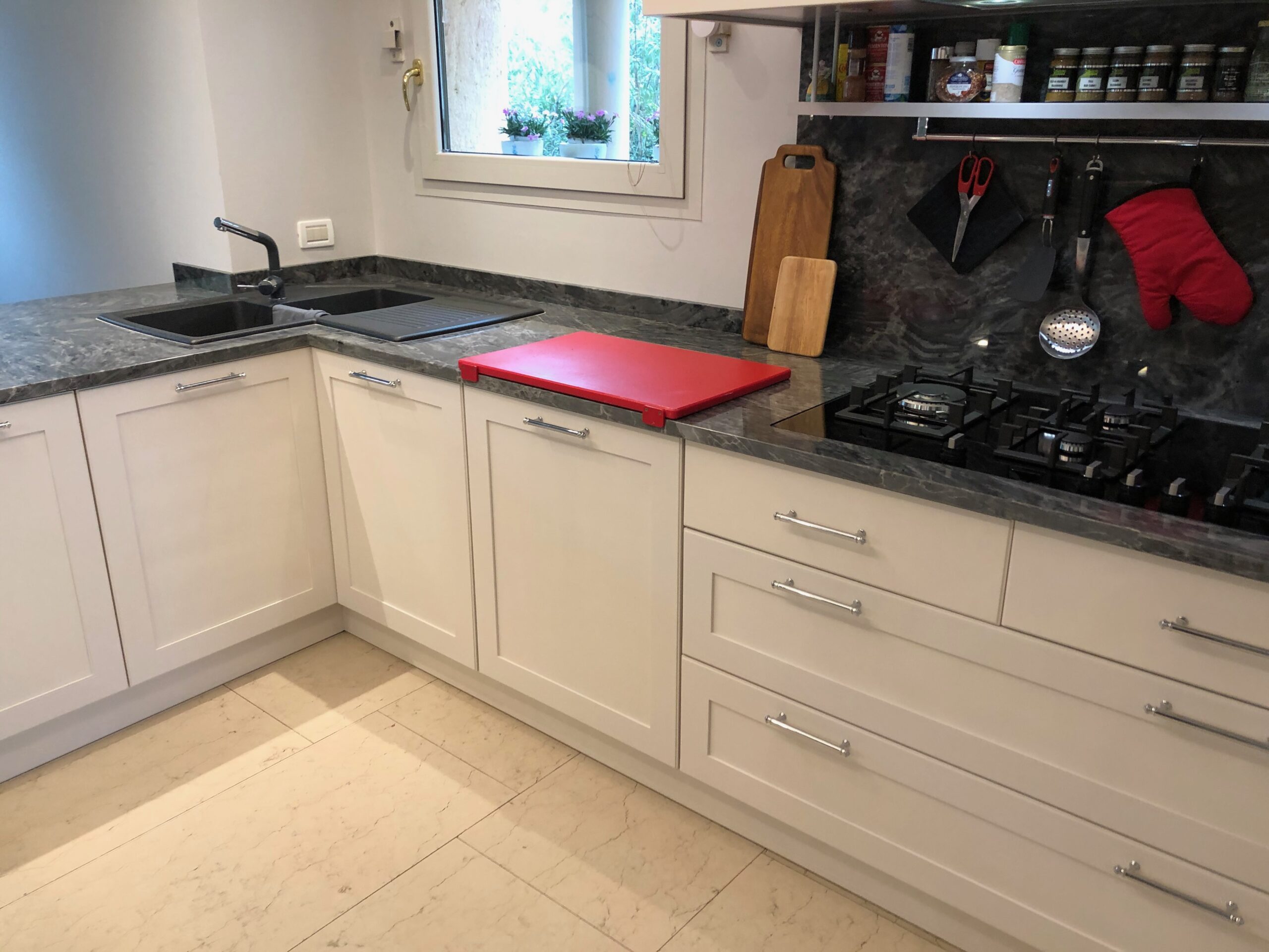 Dettaglio di cucina su misura con piano e schienale in pietra naturale realizzata da Martini Verona a Sirmione, Brescia