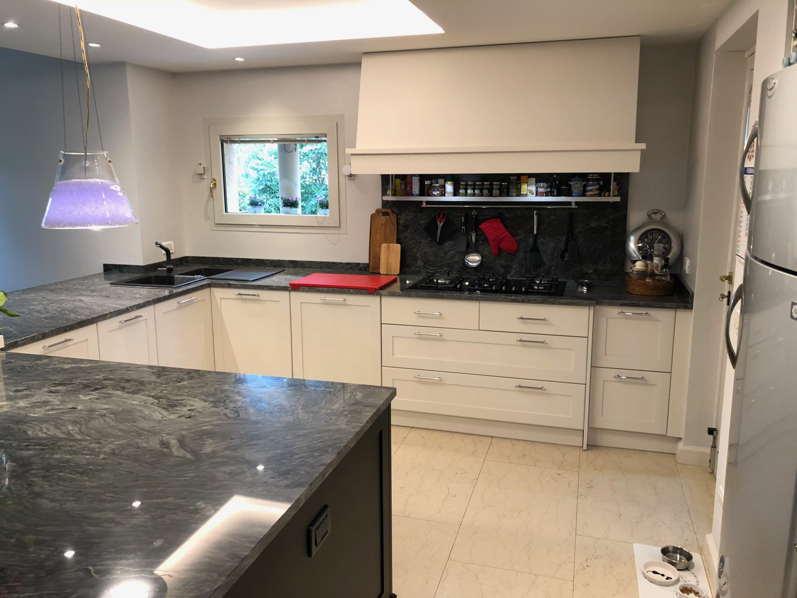 Cucina su misura con piano in pietra naturale realizzata da Martini Verona a Sirmione, Brescia