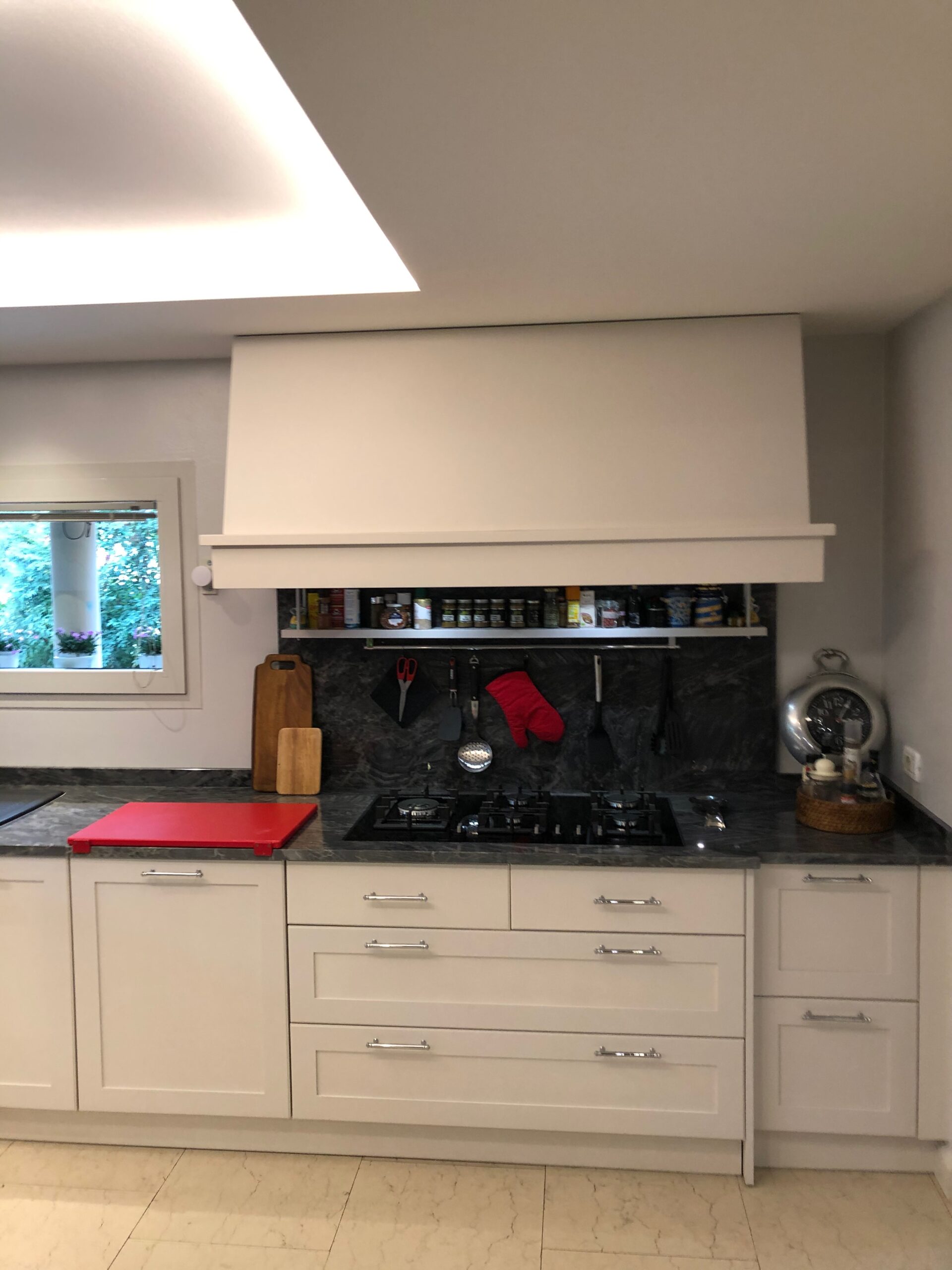 Cucina su misura con piano cottura e cappa integrata realizzata da Martini Verona a Sirmione, Brescia