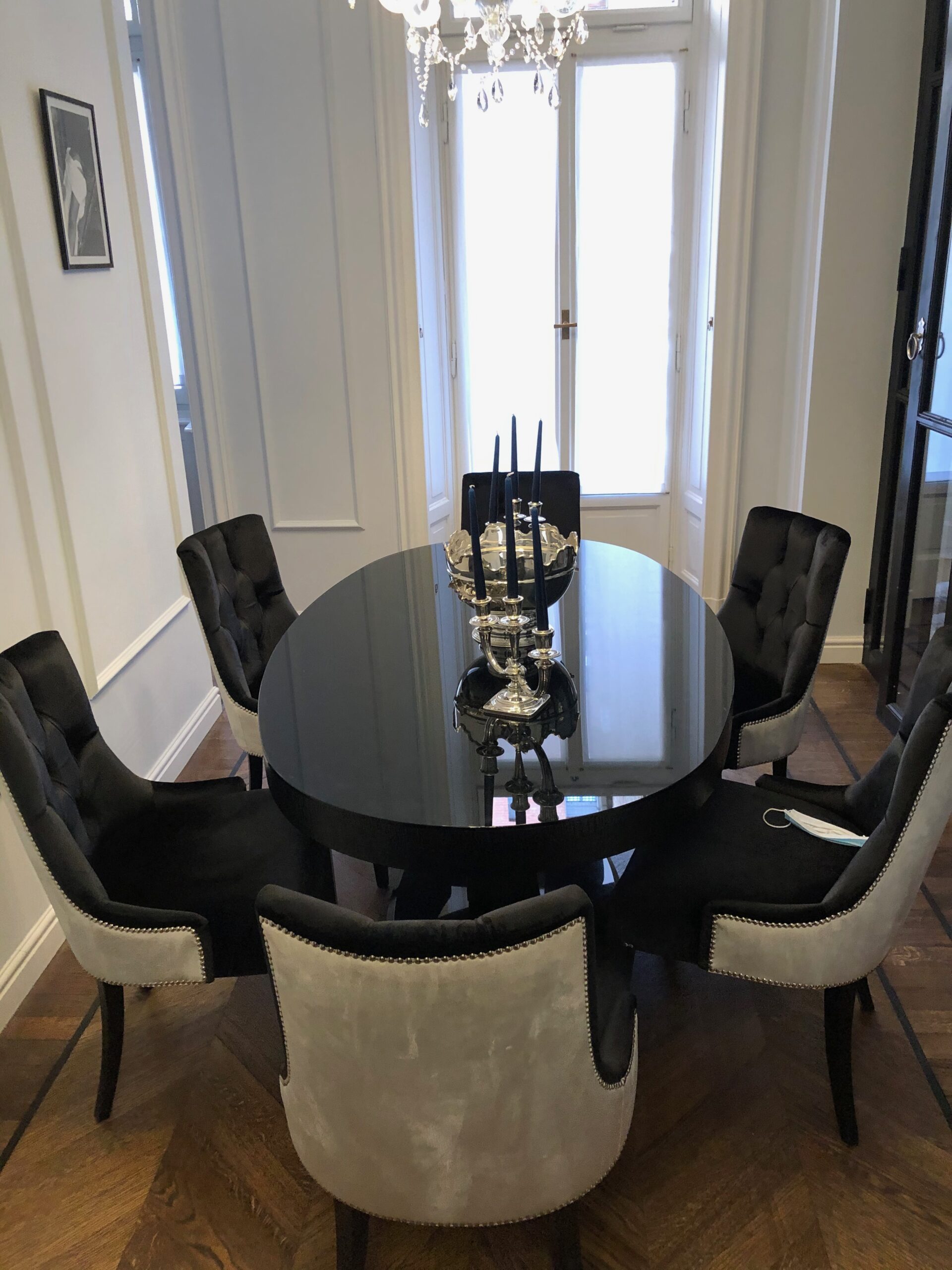 Sala da pranzo su misura con tavolo rotondo e sedie imbottite realizzata da Martini Verona a Milano