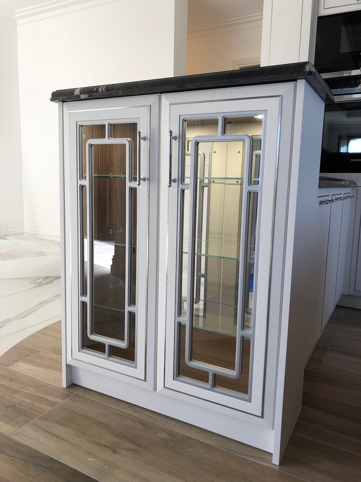 Vetrina in cucina su misura realizzata ad Antibes da Martini Verona