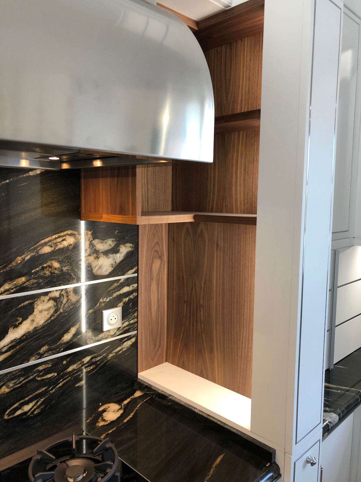 Dettaglio di cucina su misura realizzata ad Antibes da Martini Verona