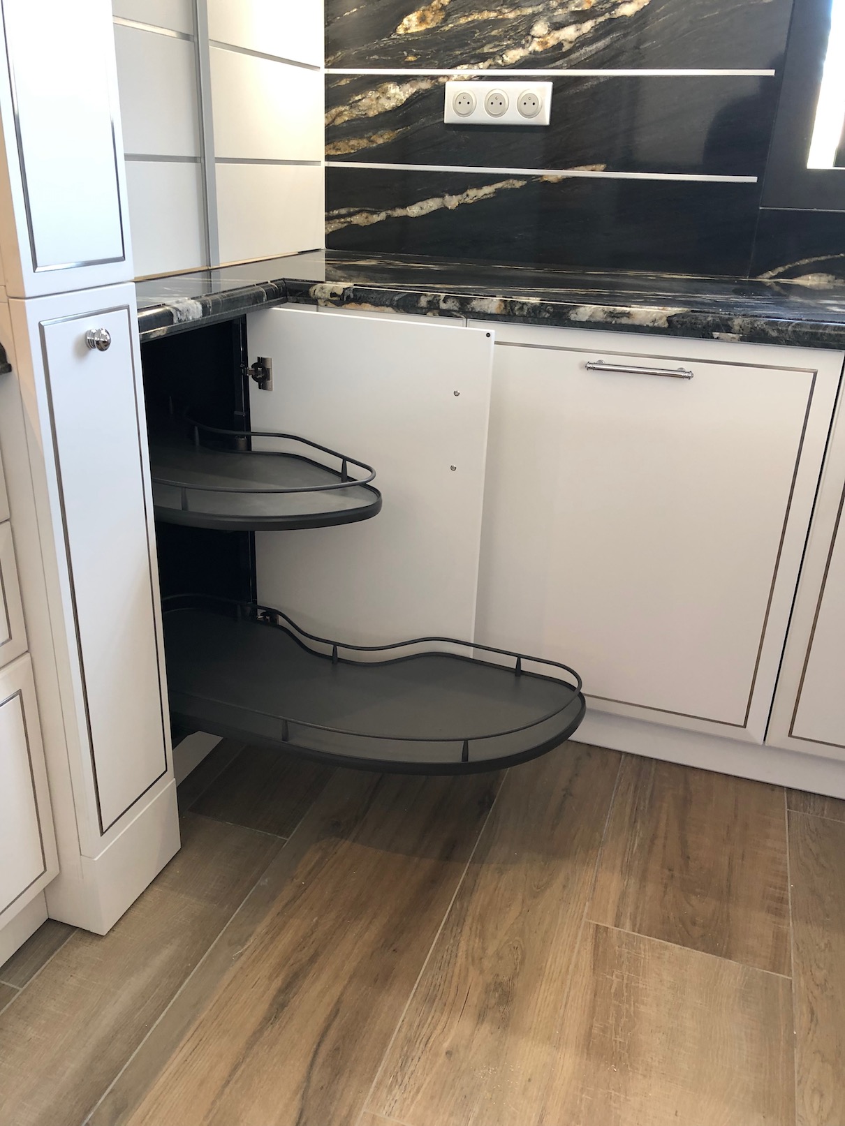 Cucina su misura con isola centrale realizzata a Barcellona da Martini Verona