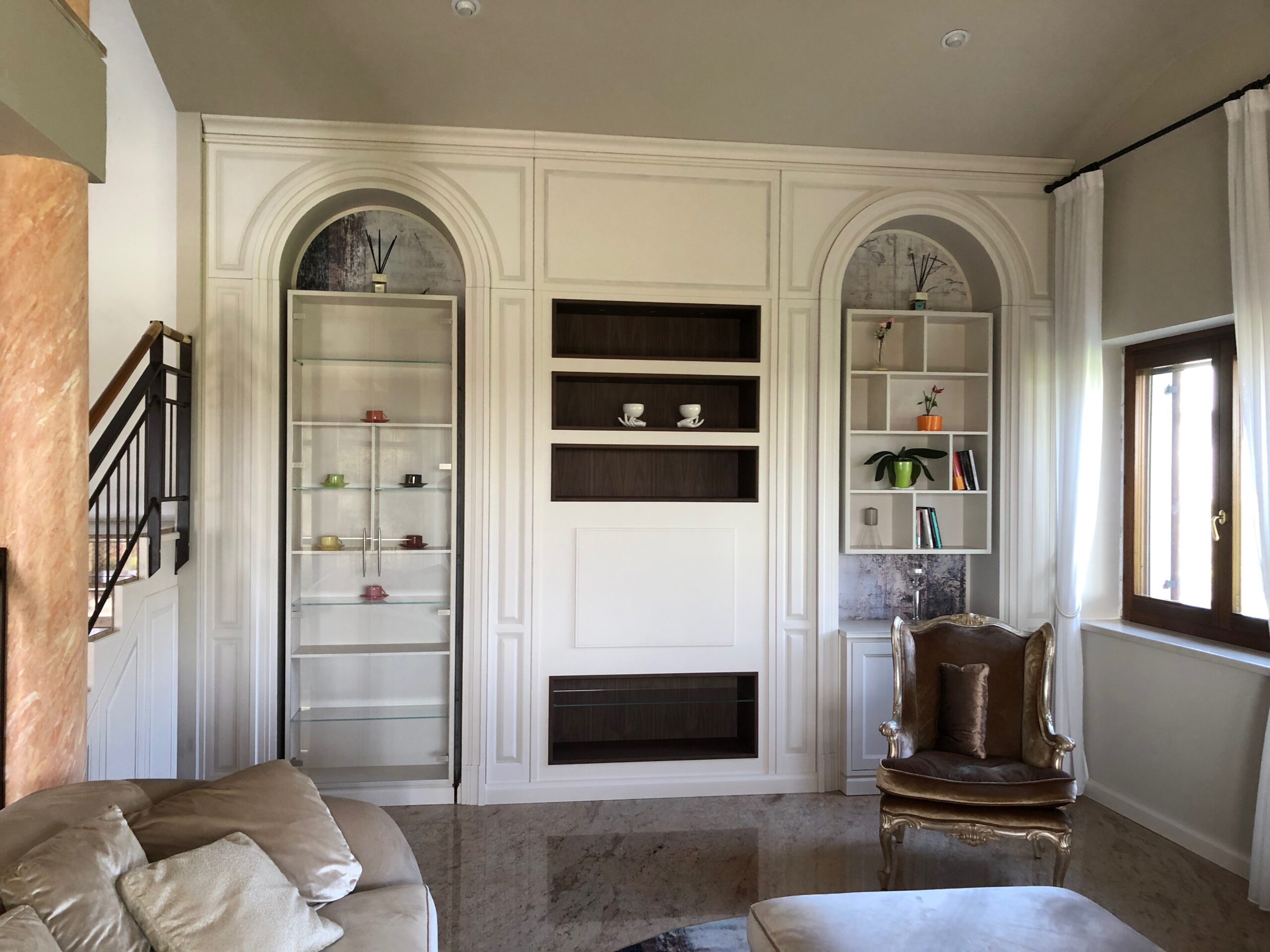 Arredamento su misura realizzato da Martini Verona a Illasi, Verona, con pareti attrezzate e librerie su disegno