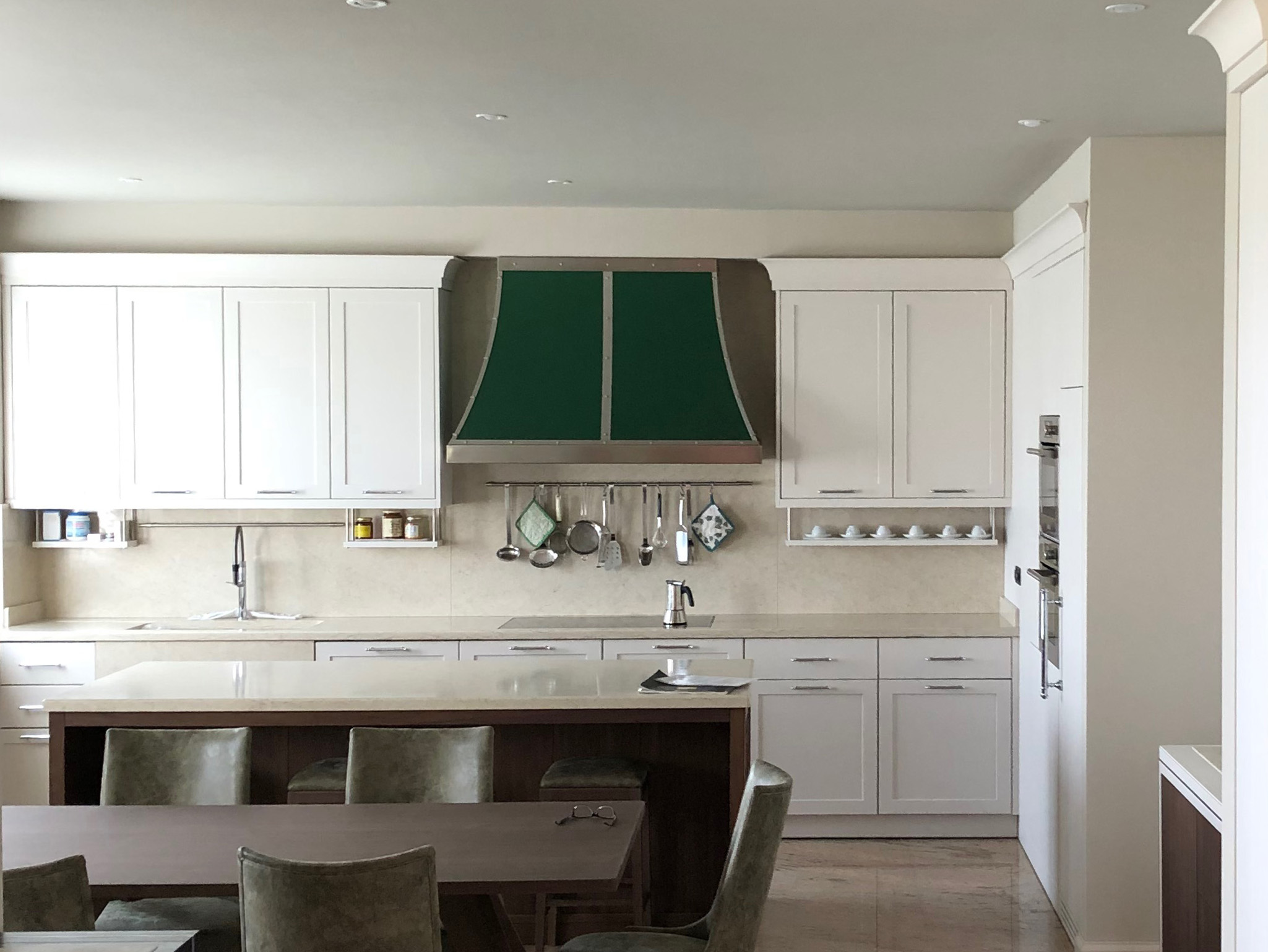 Cucina su misura con isola e cappa centrale realizzata da Martini Verona a Illasi, Verona