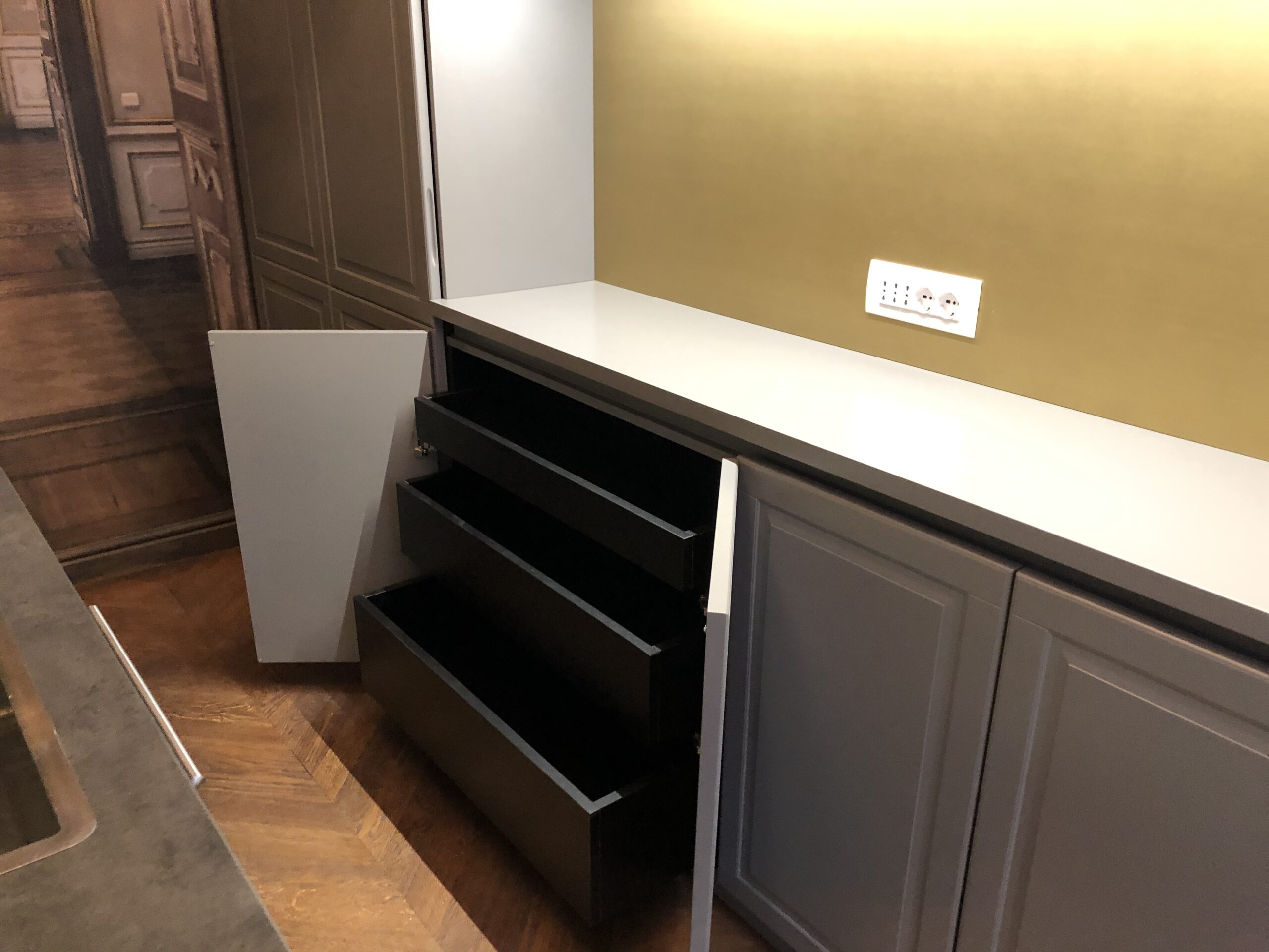 Mobile contenitore su misura con cassetti e piano in finitura chiara realizzato da Martini Verona a Milano