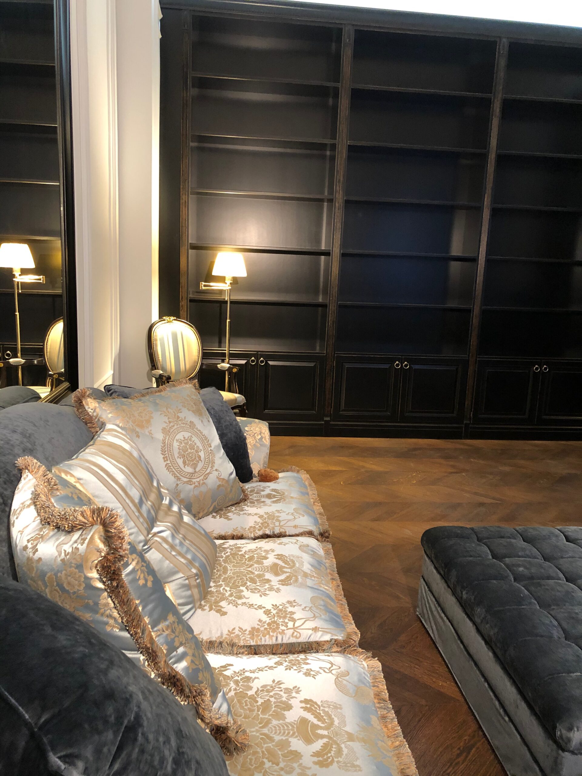 Libreria su misura in legno laccato nero con area living realizzata da Martini Verona a Milano