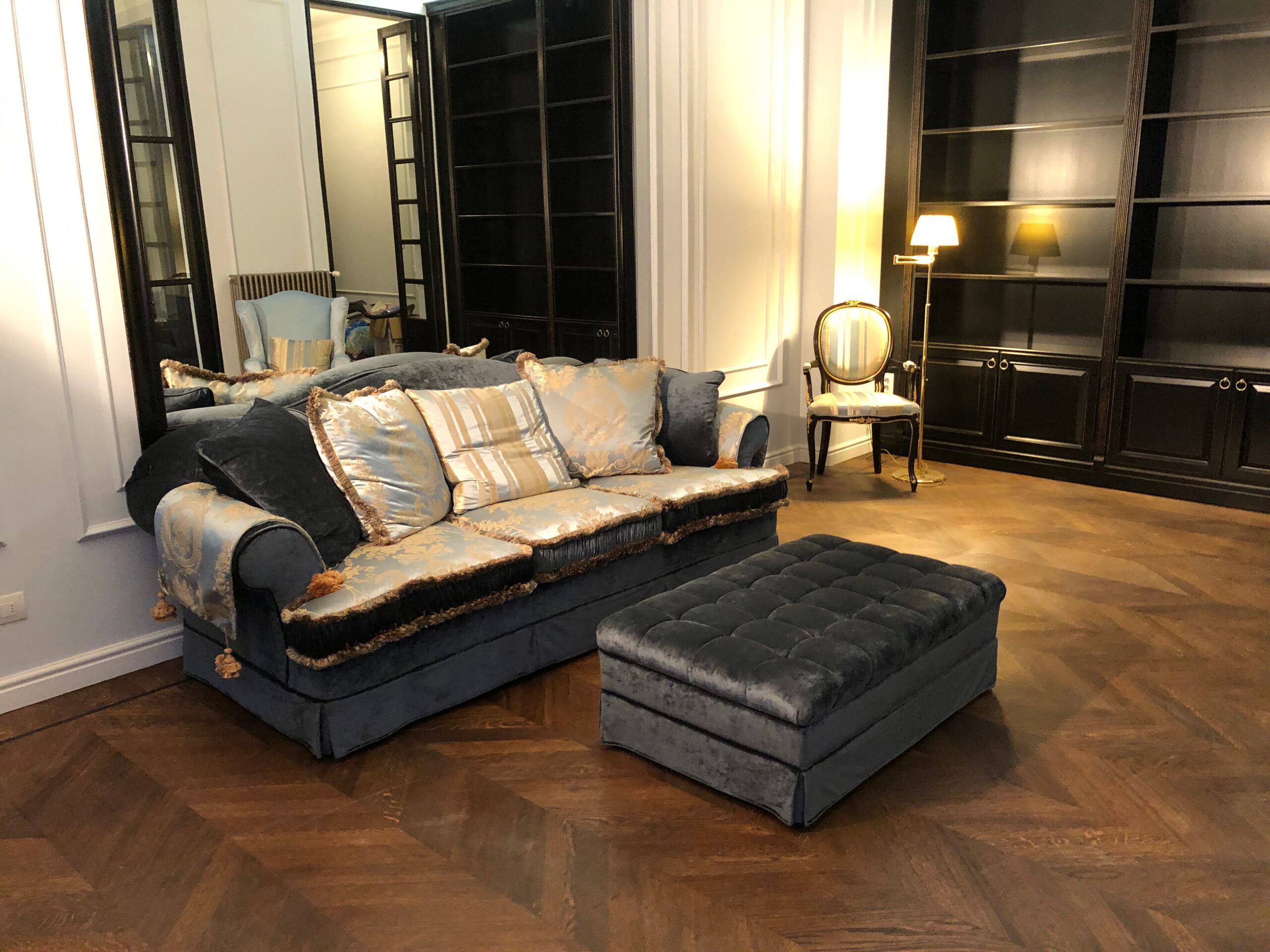 Libreria su misura in legno laccato nero realizzata da Martini Verona per un living a Milano