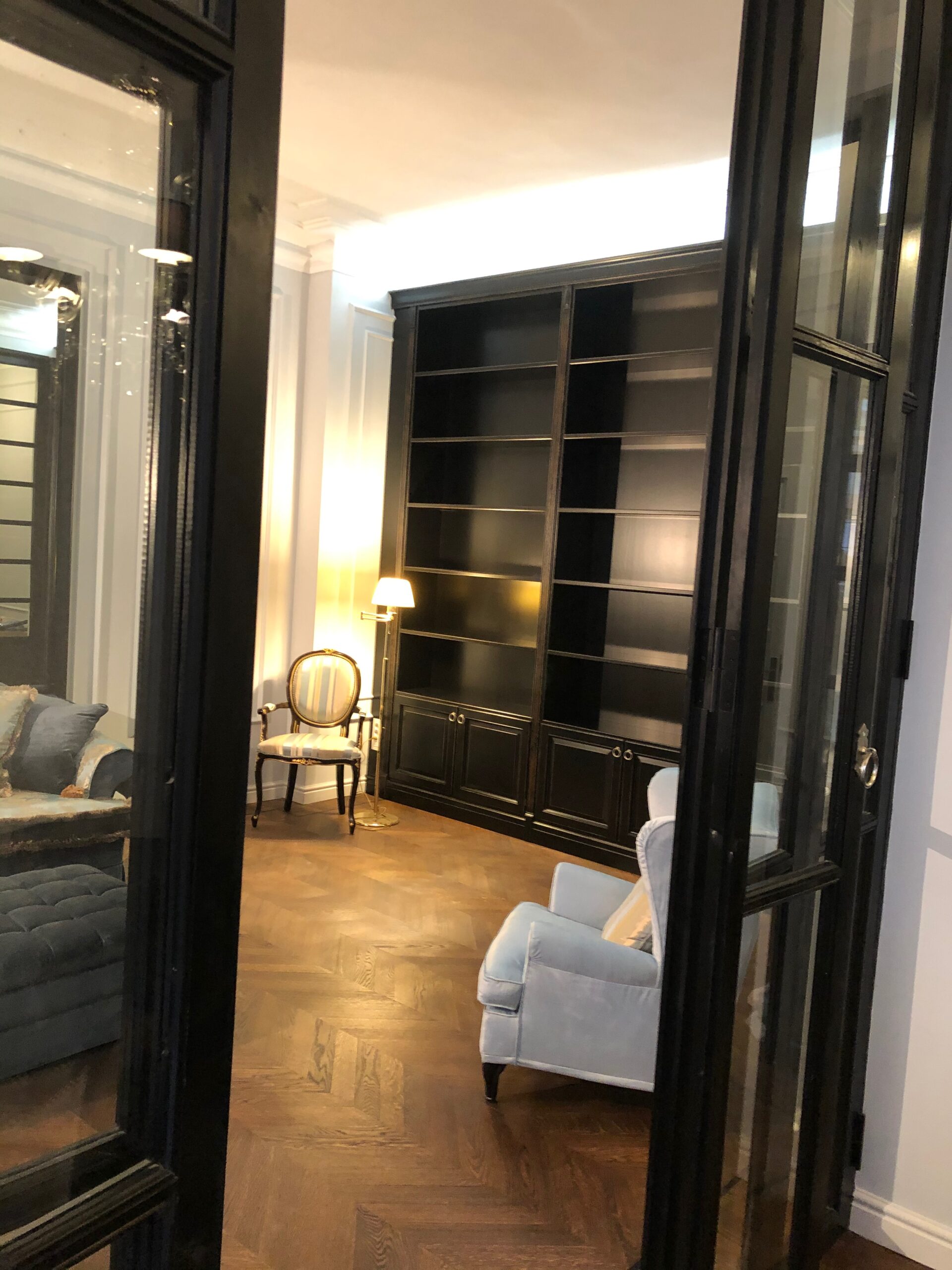 Libreria su misura in legno laccato nero realizzata da Martini Verona per una residenza a Milano