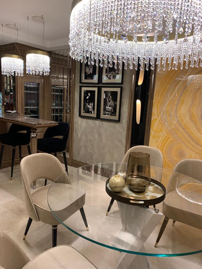 Arredamento su misura a Cannes con area conversazione, tavolo in vetro e illuminazione scenografica, progetto Martini Verona