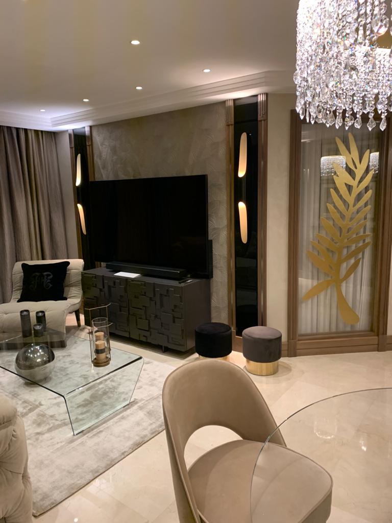 Arredamento su misura a Cannes con parete TV, boiserie decorative e pannello artistico, progetto Martini Verona