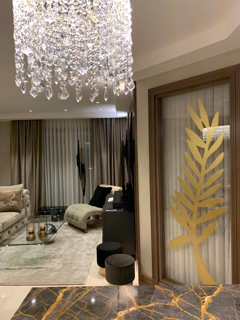 Arredamento su misura a Cannes con divisorio decorativo in vetro e foglia dorata, progetto Martini Verona