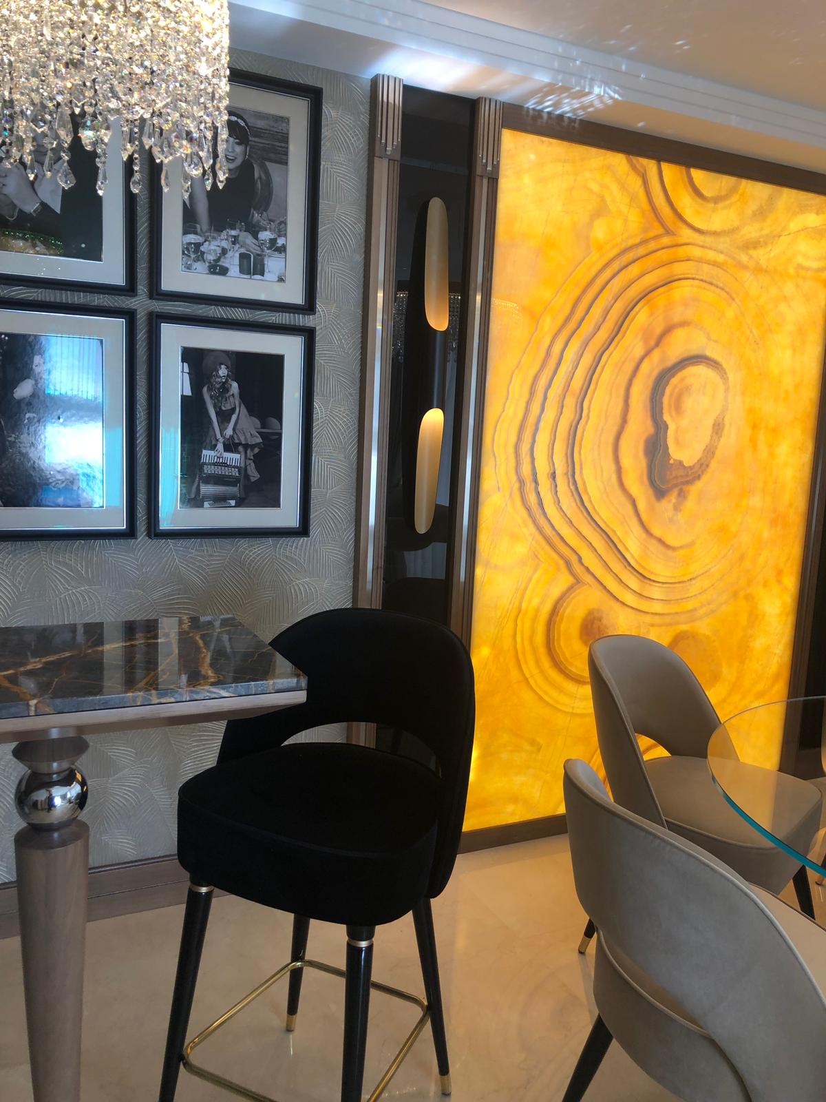 Arredamento su misura a Cannes con parete decorativa retroilluminata in onice e zona pranzo, progetto Martini Verona
