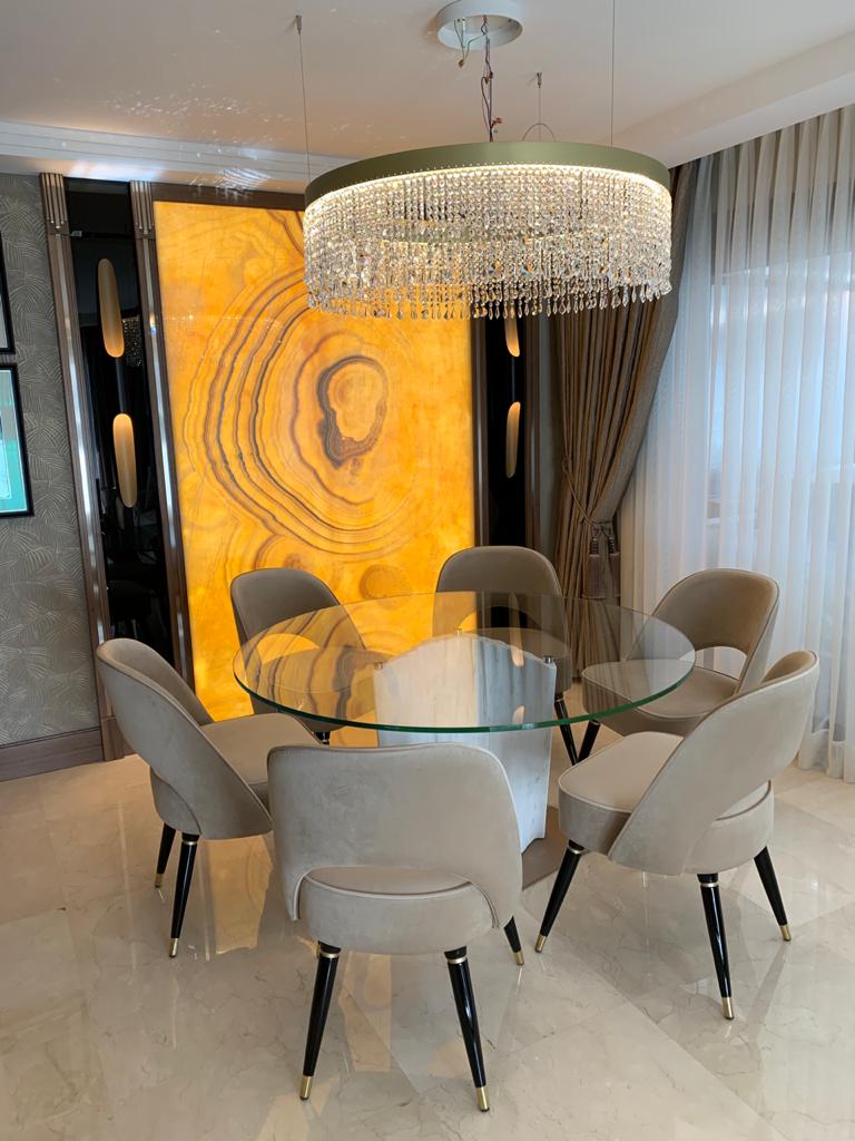 Arredamento su misura a Cannes con zona pranzo, tavolo in vetro e pannello decorativo retroilluminato, realizzato da Martini Verona