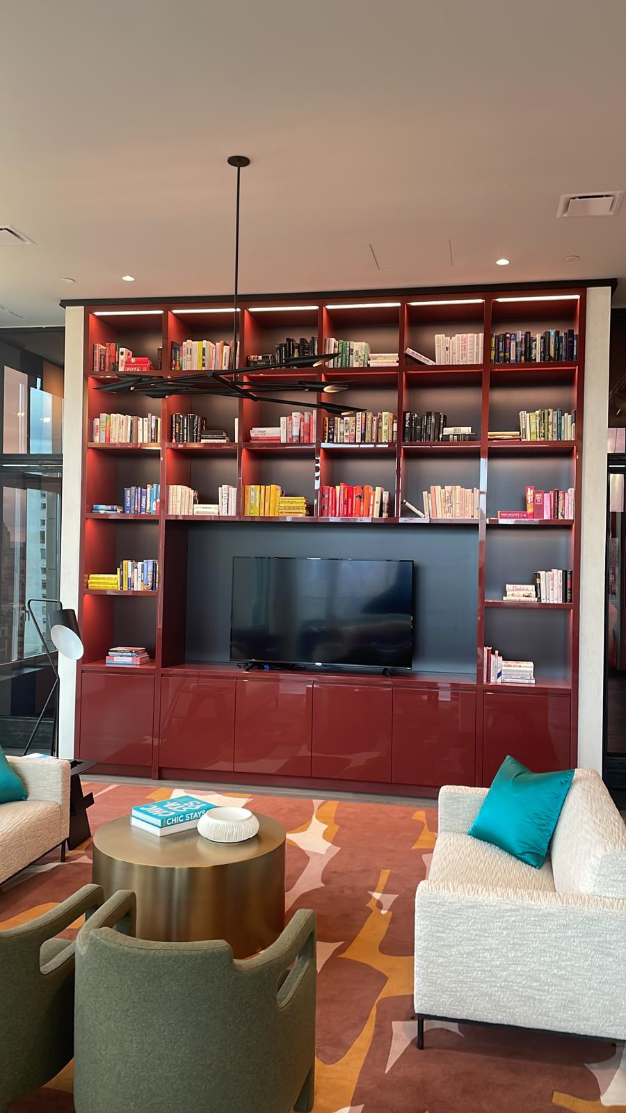 Arredamento su misura di una lobby a New York realizzato da Martini Verona, libreria e arredi custom per spazi comuni di prestigio