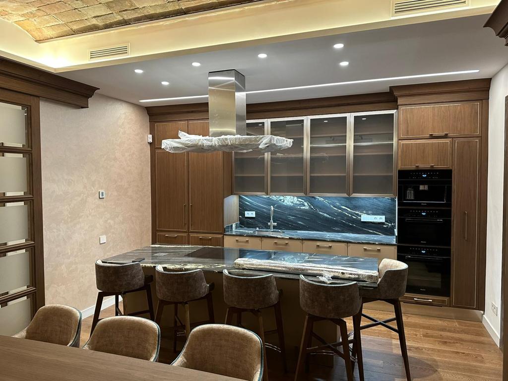 Cucina su misura con isola centrale a Barcellona realizzata da Martini Verona