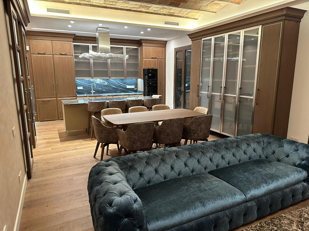 Cucina e arredi su misura con zona pranzo integrata a Barcellona realizzati da Martini Verona