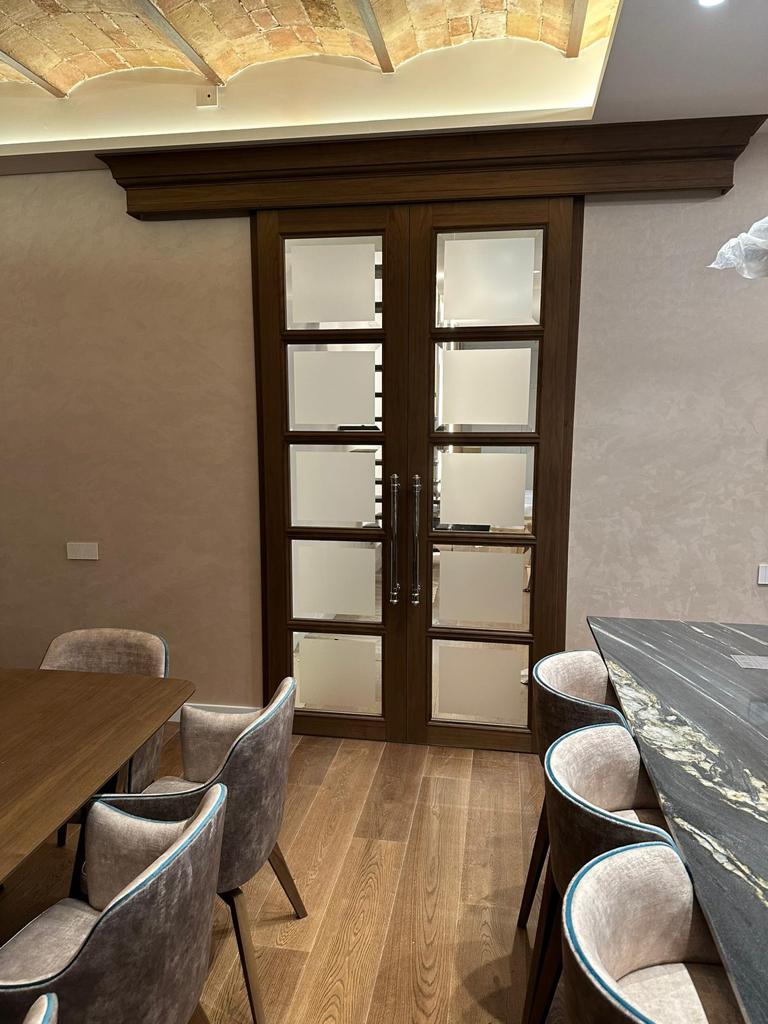 Porta vetrata e arredi su misura in legno per cucina a Barcellona realizzati da Martini Verona