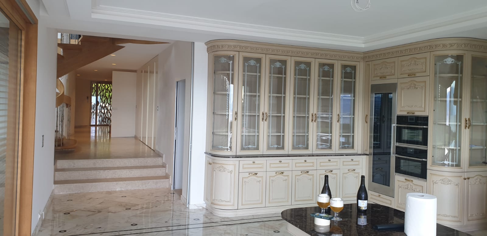 Cucina su misura classica con vetrine e finiture decorate realizzata da Martini Verona a Losanna, Svizzera