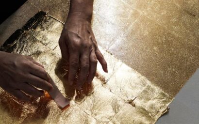 Lavorazione artigianale su superfici in foglia d’oro Alexander Lamont selezionate da Martini Verona