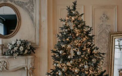 Atmosfera natalizia nello showroom cucine Martini Interiors a Verona, ambiente elegante con arredi e dettagli decorativi