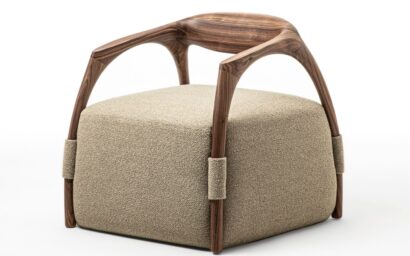 Pouf di design con struttura in legno di noce canaletto e seduta imbottita, complemento d’arredo di lusso per interni contemporanei selezionato da Martini Verona