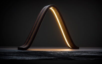 Lampada da tavolo di design in legno fossile vista laterale, con struttura scultorea e luce calda integrata per ambienti di lusso – Martini Verona