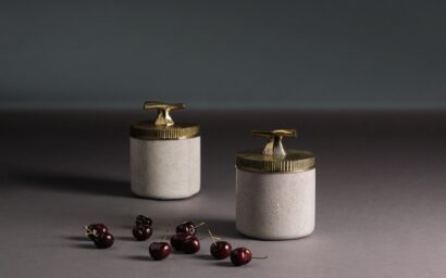 Contenitori decorativi in metallo e pelle firmati Alexander Lamont, oggetti di design per interni di lusso selezionati da Martini Verona – martini-verona.it