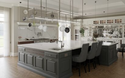 Cucina classica Shaker Mary su misura realizzata da Martini Verona, grande isola centrale con sedute e struttura sospesa porta utensili – martini-verona.it